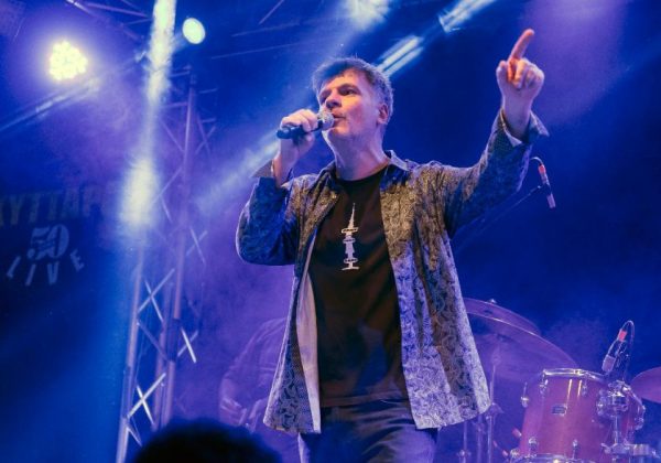 Φοίβος Δεληβοριάς: Απόψε με ένα Live Unplugged στο Θέατρο Θησείον