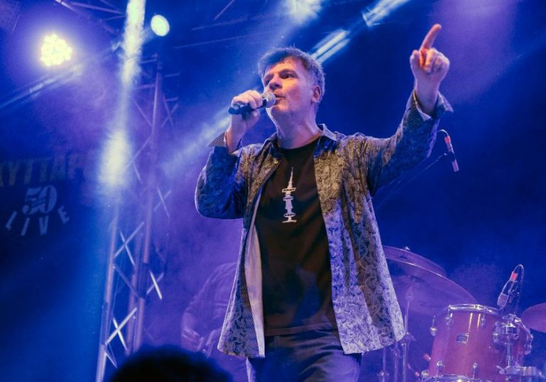 Φοίβος Δεληβοριάς: Απόψε με ένα Live Unplugged στο Θέατρο Θησείον