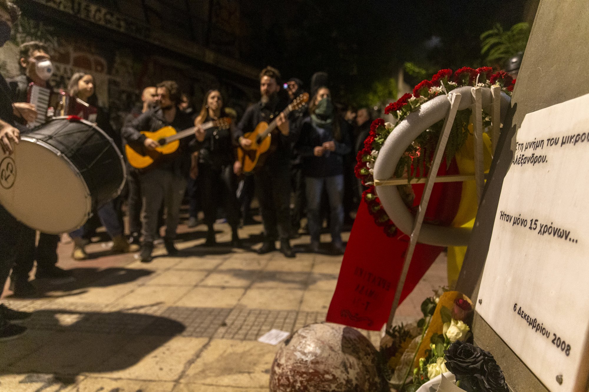 Μουσικές με κιθάρες και τύμπανα στο μνημείο του Γρηγορόπουλου συνοδεία δακρυγόνων