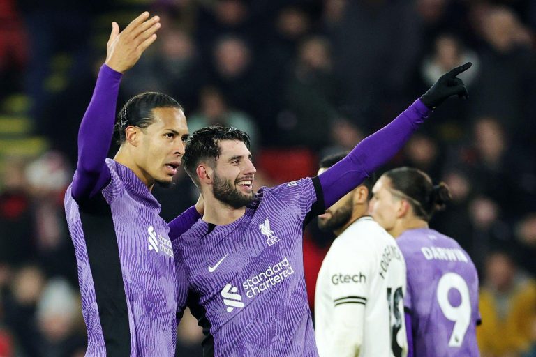 Σέφιλντ Γιουνάιτεντ – Λίβερπουλ 0-2: Στο -2 με Φαν Ντάικ και Σομποζλάι