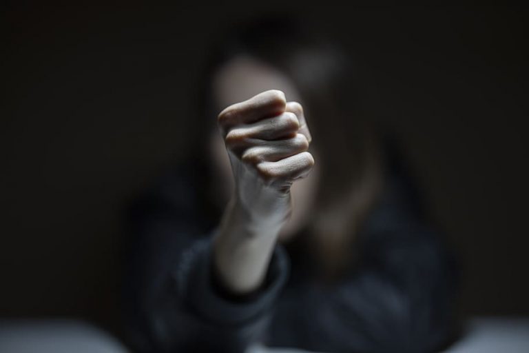 Κακοποιήθηκε ως παιδί, τώρα κυνηγά παιδεραστές στο διαδίκτυο