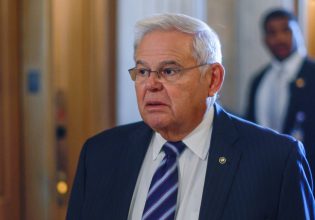 Νέο σκάνδαλο στην αυλή του Μενέντεζ – Βρέθηκαν στο σπίτι του ράβδοι χρυσού από ληστεία