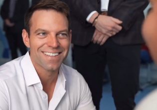 Επίσκεψη Κασσελάκη στο Παίδων – Άκουσε τα κάλαντα και μοίρασε δώρα