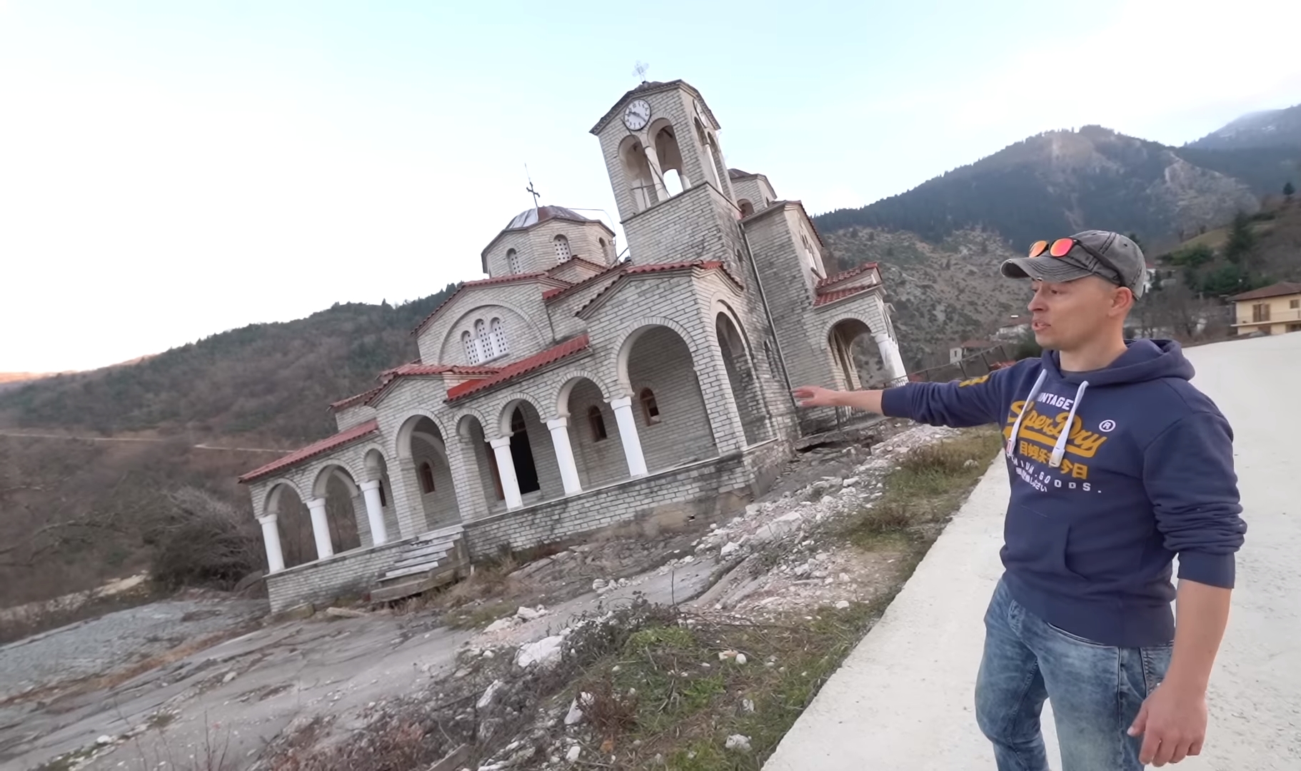 Τρίκαλα: Αυτή είναι η viral εκκλησία που γέρνει - Έχει κλίση 17 μοιρών