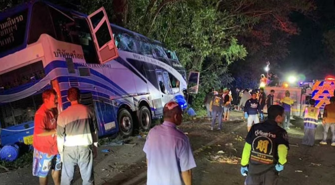 Ταϊλάνδη: Λεωφορείο έπεσε σε δέντρο και κόπηκε στα δύο – 14 νεκροί