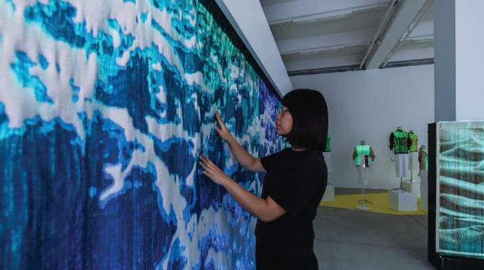 Χονγκ Κονγκ: Έφτιαξαν ύφασμα που αλλάζει χρώματα μέσω τεχνητής νοημοσύνης