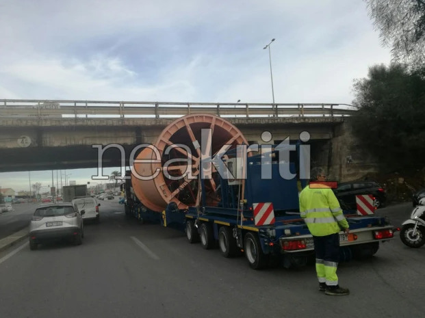 ΒΟΑΚ: Κομφούζιο από μηχάνημα δημοσίων έργων που κόλλησε στη γέφυρα