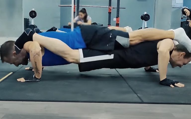 Ηράκλειο: Κατέρριψαν ξανά το ρεκόρ Γκίνες με 51 διαδοχικές δίδυμες κάμψεις