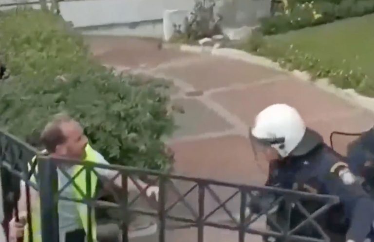 «Θα τον σκοτώσετε, άνθρωπος είναι» – Υπέρμετρη και αδικαιολόγητη αστυνομική βία σε βάρος απεργών του δήμου