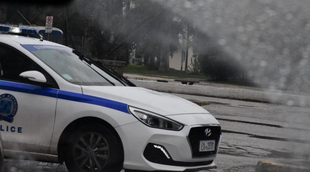 Μυτιλήνη: Άγρια καταδίωξη οδηγού χωρίς δίπλωμα – Του πέρασαν χειροπέδες