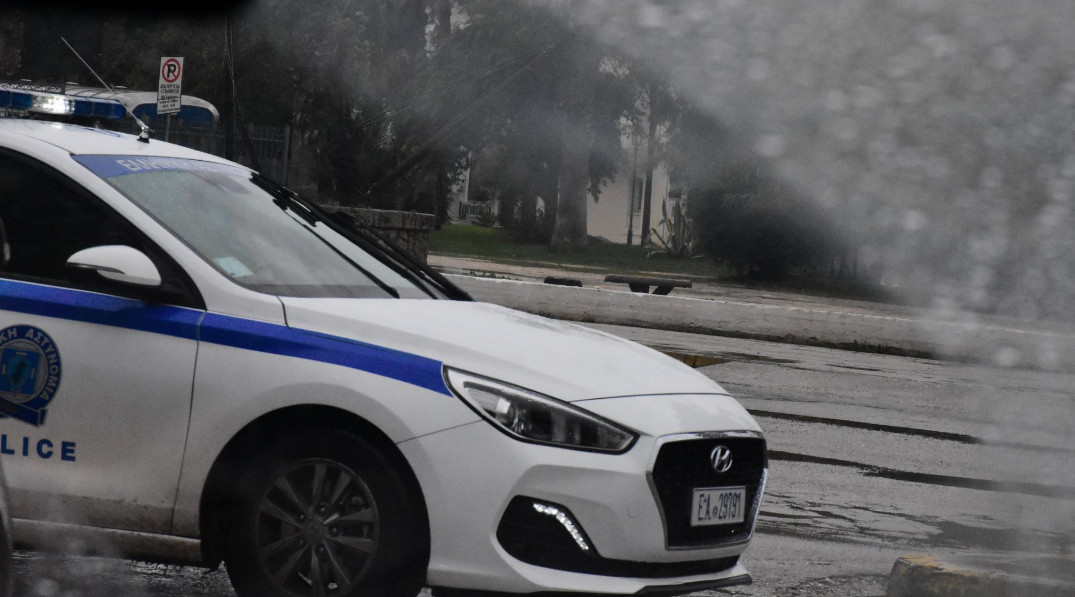 Μυτιλήνη: Άγρια καταδίωξη οδηγού χωρίς δίπλωμα - Του πέρασαν χειροπέδες