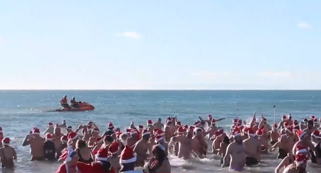 Χριστούγεννα: Με βουτιές στα παγωμένα νερά γιόρτασαν Άγγλοι, Ισπανοί και Γάλλοι