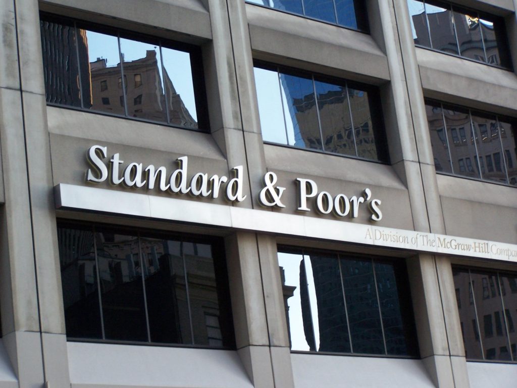 Standard & Poor’s: Αναβάθμιση των ελληνικών τραπεζών