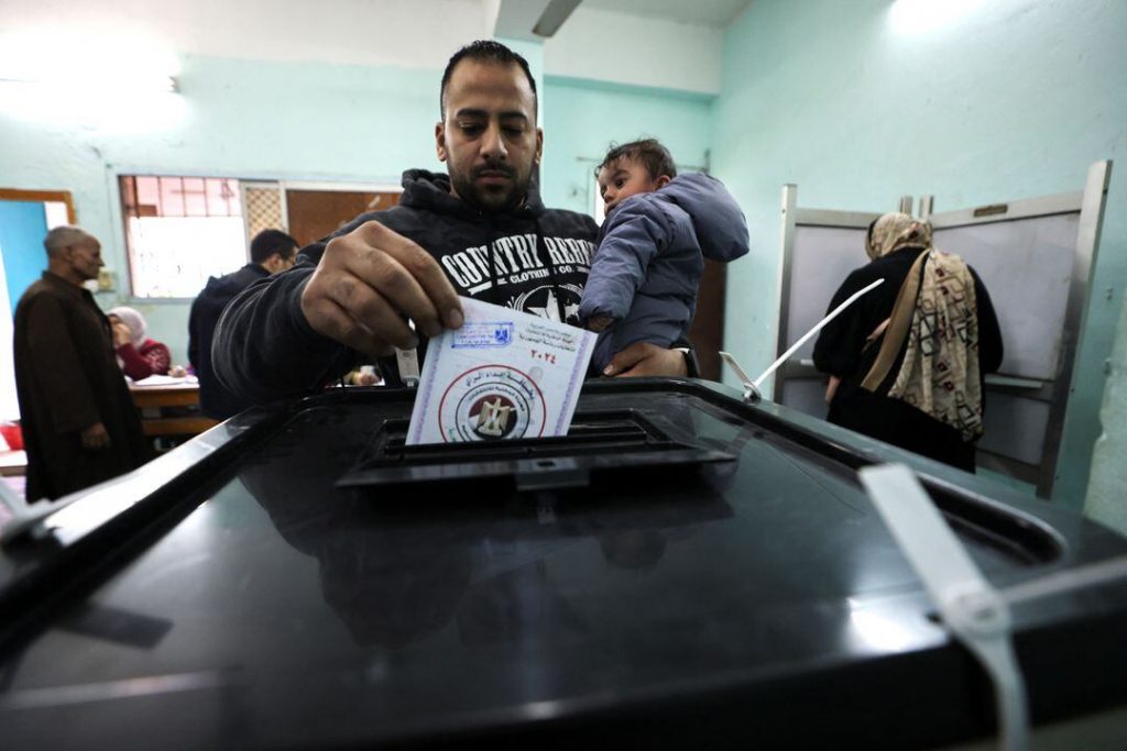 Άνοιξαν οι κάλπες στην Αίγυπτο – Φαβορί για τρίτη θητεία ο Αλ-Σίσι