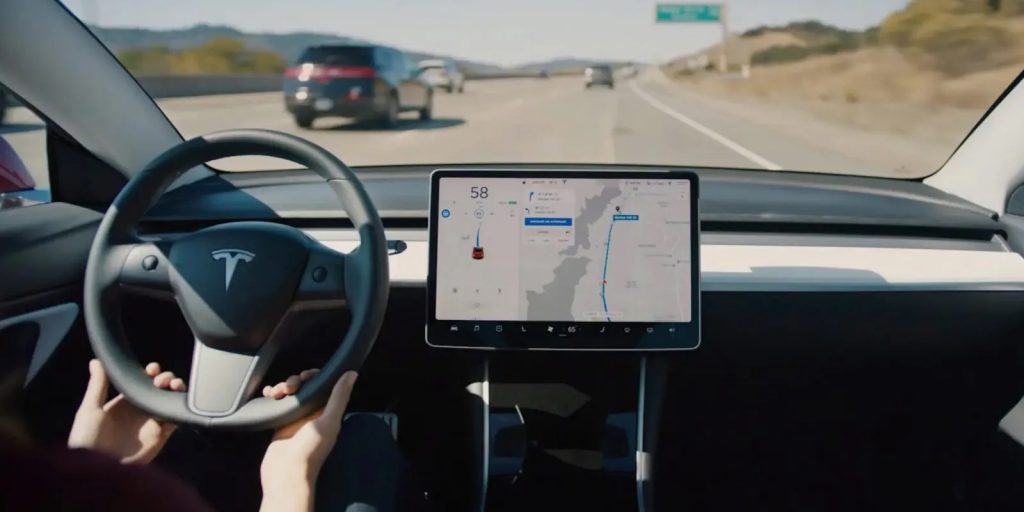 H Tesla «ανακαλεί» δύο εκ. αυτοκίνητα στις ΗΠΑ λόγω Autopilot