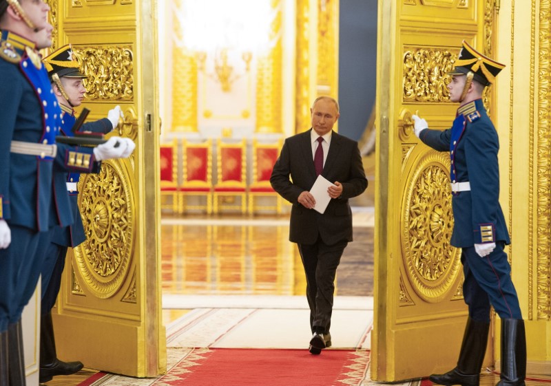 Μυστήριο στο Κρεμλίνο - Γιατί ο Πούτιν κράταγε τους πρέσβεις 20 μέτρα μακριά