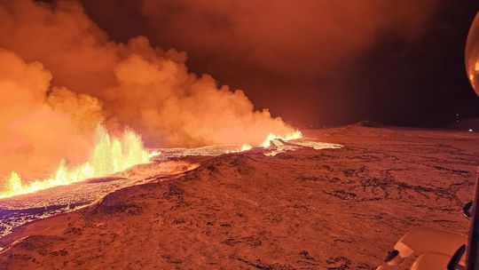 Ισλανδία: Εξερράγη το ηφαίστειο - H στιγμή που λάβα και καπνός κάλυψαν τα πάντα