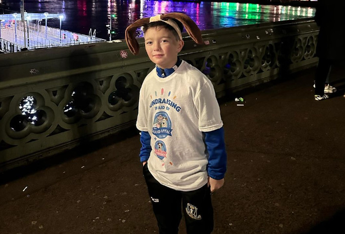 Μπρίστολ: Συγκινεί 9χρονο αγοράκι – Περπάτησε 12 ώρες για να συγκεντρώνει χρήματα για νοσοκομείο Παίδων