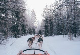 Ξεκίνησε το ταξίδι του ο Άγιος Βασίλης – Δείτε live τη διαδρομή του