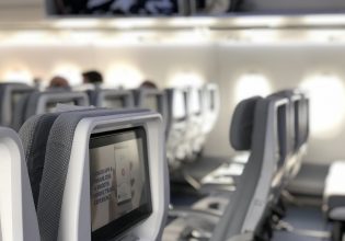 Χαμός σε πτήση με προορισμό την Κύπρο: Επιβάτης ανακάλυψε άσεμνο μήνυμα στη βαλίτσα του παιδιού του