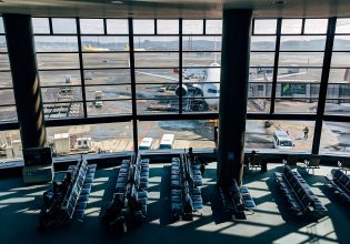 Ολλανδία: Δεκάδες πτήσεις από και προς το αεροδρόμιο του Άμστερνταμ ματαιώθηκαν λόγω χιονόπτωσης