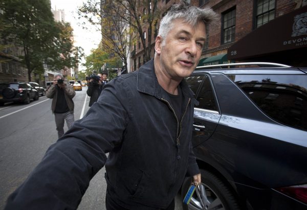 Ο Alec Baldwin σε αντιπαράθεση με διαδηλωτές: «Είσαι δολοφόνος» – «Κλείσε το γ@@@νο στόμα σου»
