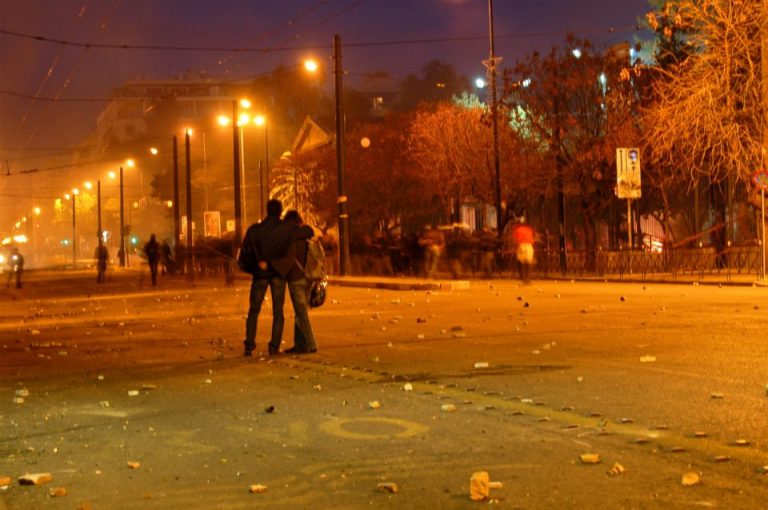 15 Δεκέμβρηδες τους βάρυναν την πλάτη – Κρατήστε το στόμα σας κλειστό