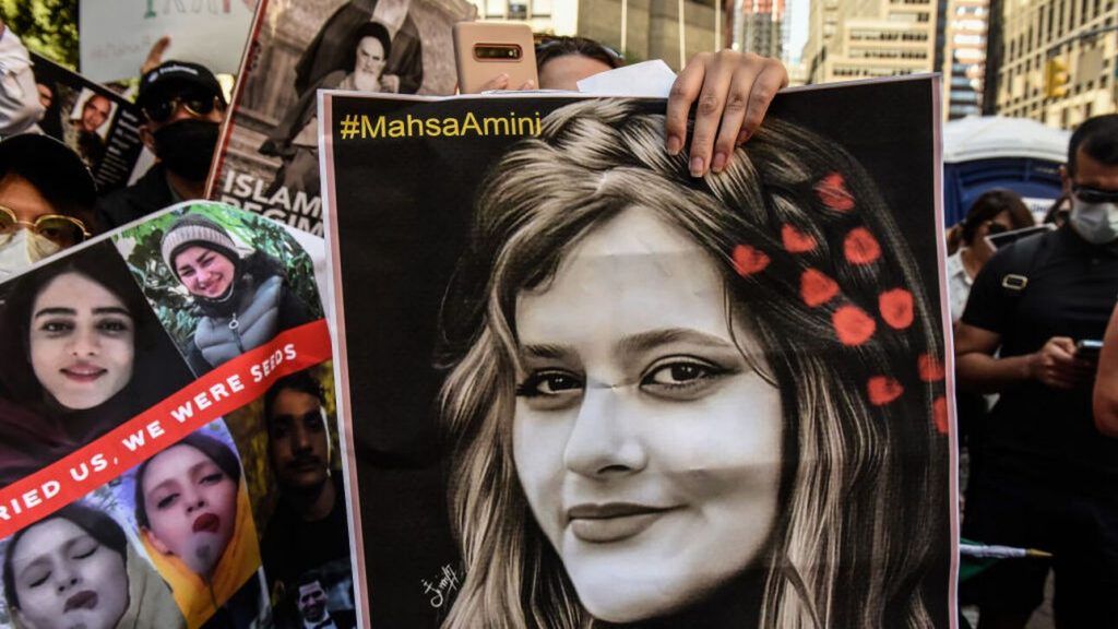 Μαχσά Αμινί: Απαγόρευσαν στην οικογένειά της να μεταβεί στη Γαλλία για το βραβείο Ζαχάροφ