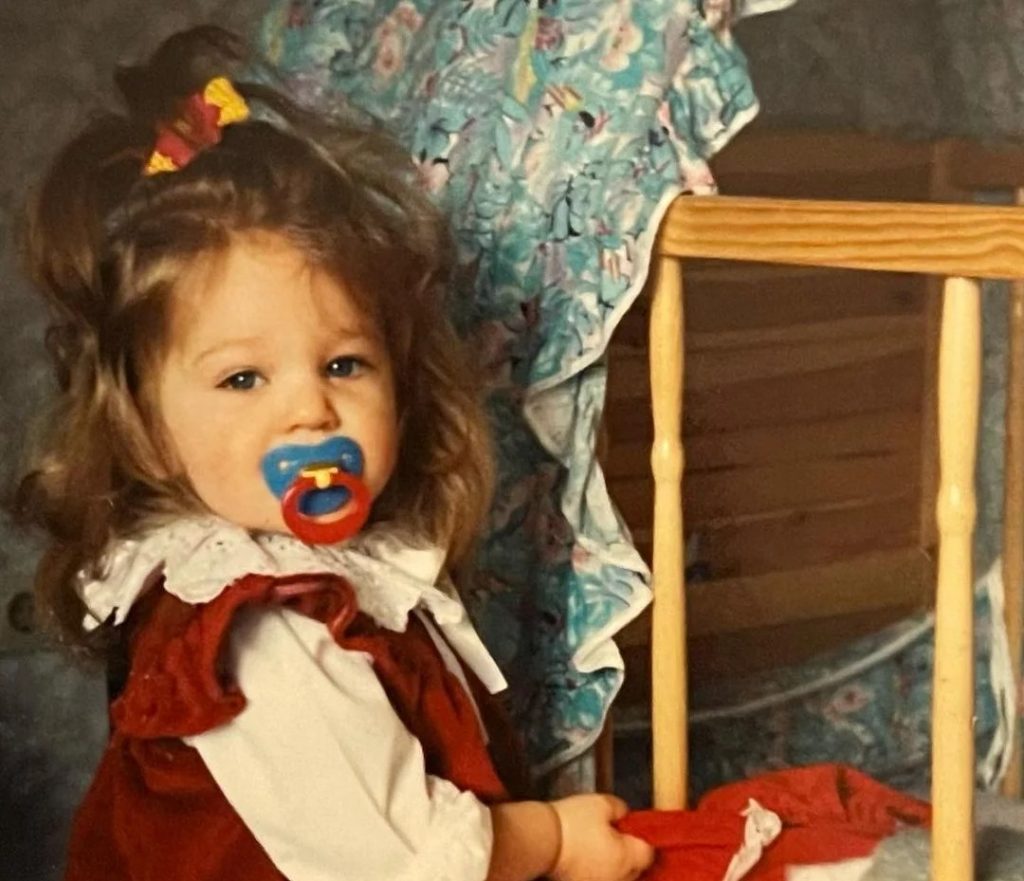 Το κοριτσάκι της φωτογραφίας είναι γνωστή Ελληνίδα τραγουδίστρια