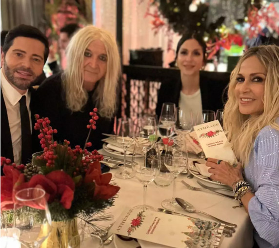 Άννα Βίσση: Έξοδο με τον Νίκο Καρβέλα, την κόρη τους και τη σύντροφο του μουσικού