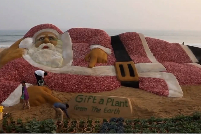 Ινδία: Στο βιβλίο Γκίνες ο «πράσινος» Άγιος Βασίλης από κρεμμύδια – «Κάντε δώρο ένα φυτό»