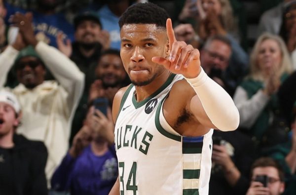 Ο Γιάννης Αντετοκούνμπο εύχεται «Καλή Χρονιά» με την πιο τρυφερή φωτογραφία