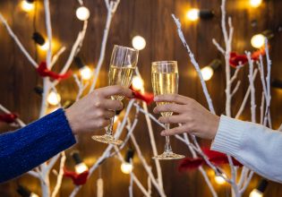 Χριστούγεννα 2023: Πόσο κοστίζει το ρεβεγιόν σε εστιατόρια, ξενοδοχεία και νυχτερινά κέντρα