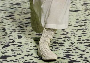 Ποιος εφηύρε τα παπούτσια-κάλτσες; Η μεγάλη διαφωνία