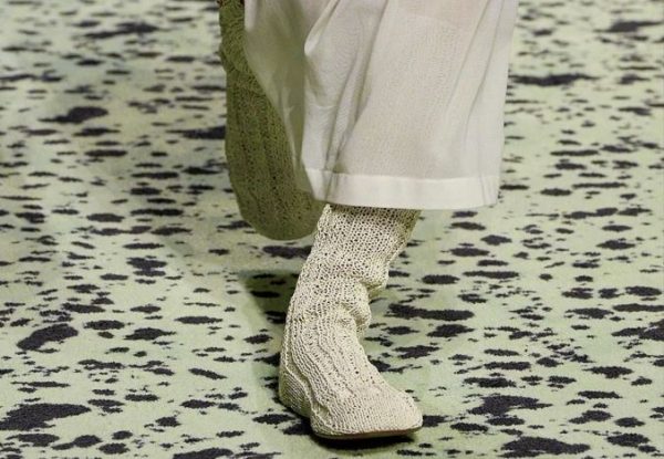 Ποιος εφηύρε τα παπούτσια-κάλτσες; Η μεγάλη διαφωνία