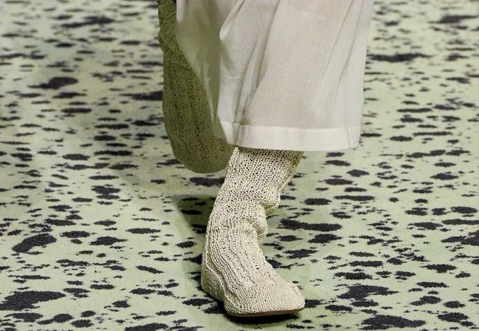 Ποιος εφηύρε τα παπούτσια-κάλτσες; Η μεγάλη διαφωνία