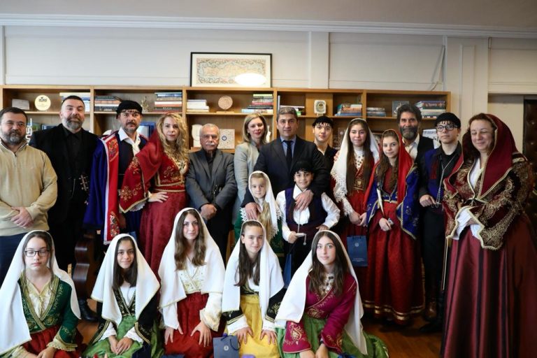 Κρητικά και ποντιακά κάλαντα έψαλαν στον Αυγενάκη