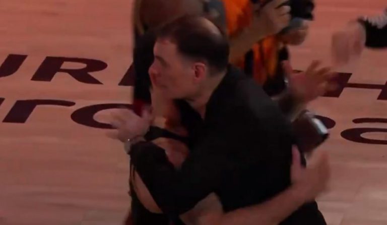 Ο Μάικ Τζέιμς πήρε αγκαλιά στο φινάλε τον Γιώργο Μπαρτζώκα (vid)