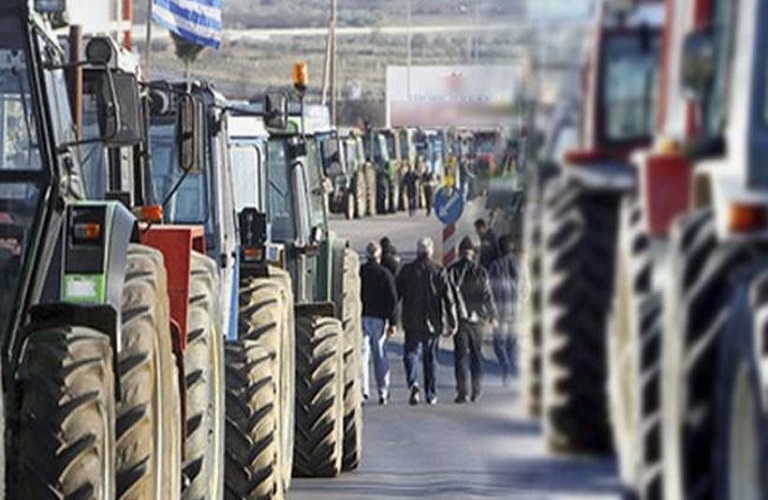 Αγρότες: «Ζεσταίνουν» τα τρακτέρ τους