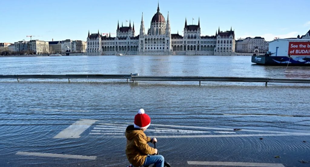 Βουδαπέστη: Υπερχείλησε ο Δούναβης – Έφτασε στα υψηλότερα επίπεδα της τελευταίας δεκαετίας