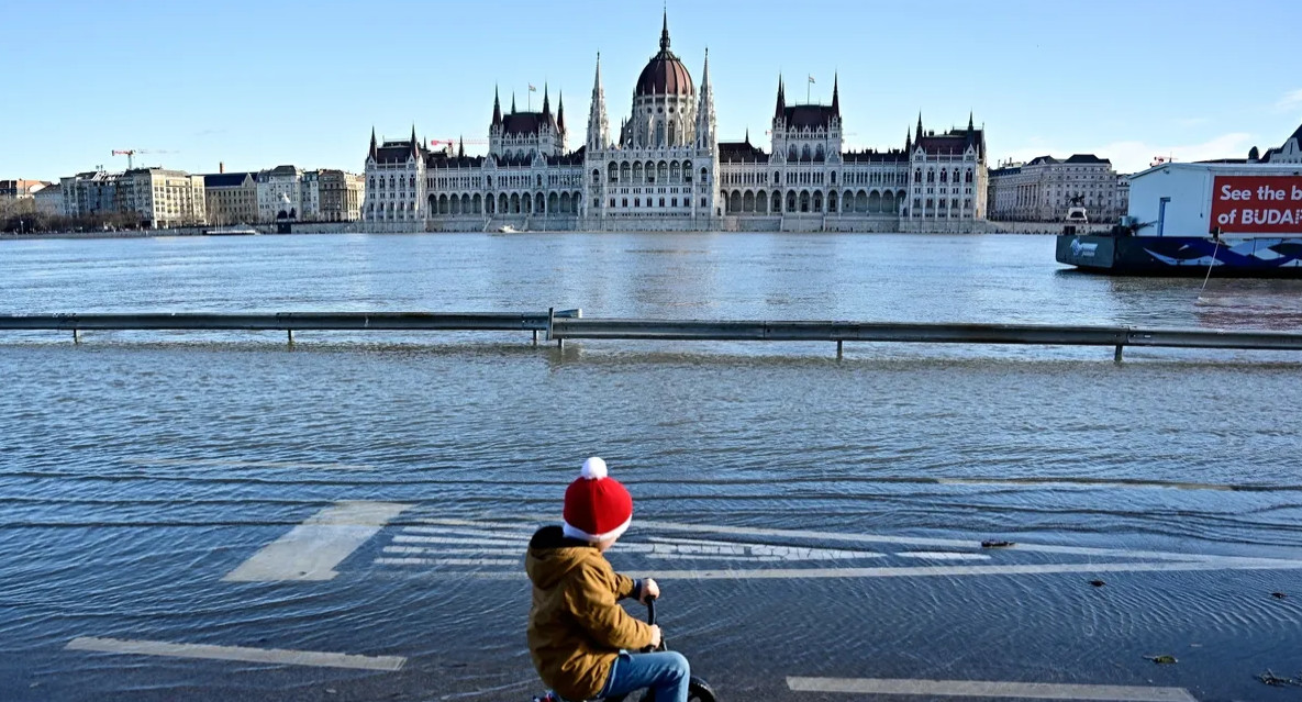 Βουδαπέστη: Υπερχείλησε ο Δούναβης - Έφτασε στα υψηλότερα επίπεδα της τελευταίας δεκαετίας
