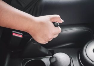 Είναι ασφαλισμένο το όχημα που με τράκαρε;