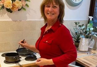 Χρεώνει τους συγγενείς της για το χριστουγεννιάτικο τραπέζι – Φέτος ανακοίνωσε αύξηση τιμών