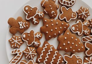 Φτιάχνουμε γιορτινά μπισκότα gingerbread και απολαμβάνουμε ποιοτικό χρόνο με τα παιδιά