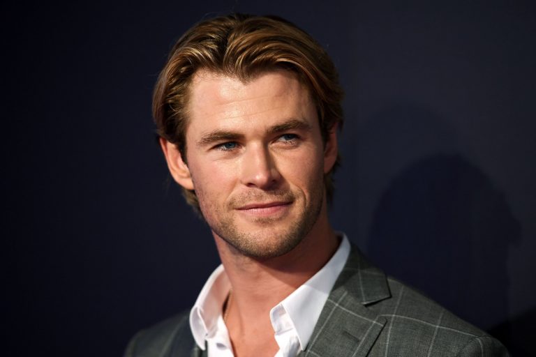 Ο Chris Hemsworth μόνο με την πετσέτα – Πανικός στις θαυμάστριές του