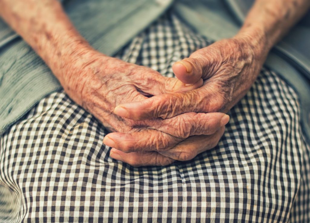 Ηράκλειο: «Ήπιε αρκετές φορές» –  «Σπάει» τη σιωπή της η νοσηλεύτρια που έδωσε το καθαριστικό στην 92χρονη