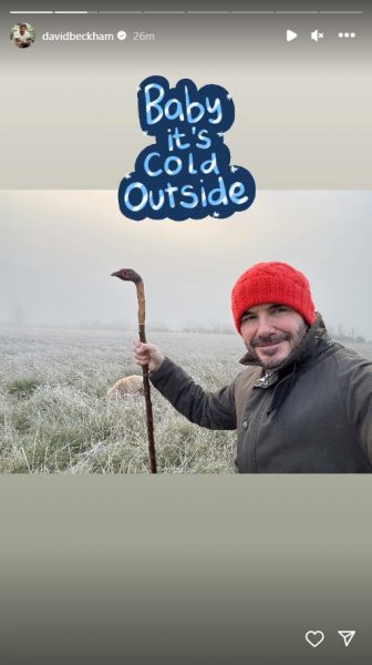 Ο Ντέιβιντ Μπέκαμ ποζάρει με γκλίτσα και κόκκινο σκούφο