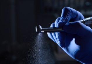 Γαλλία: Οδοντίατρος δεν αποστείρωνε τα εργαλεία του – «Tρέχουν» για τεστ ηπατίτιδας και AIDS οι ασθενείς