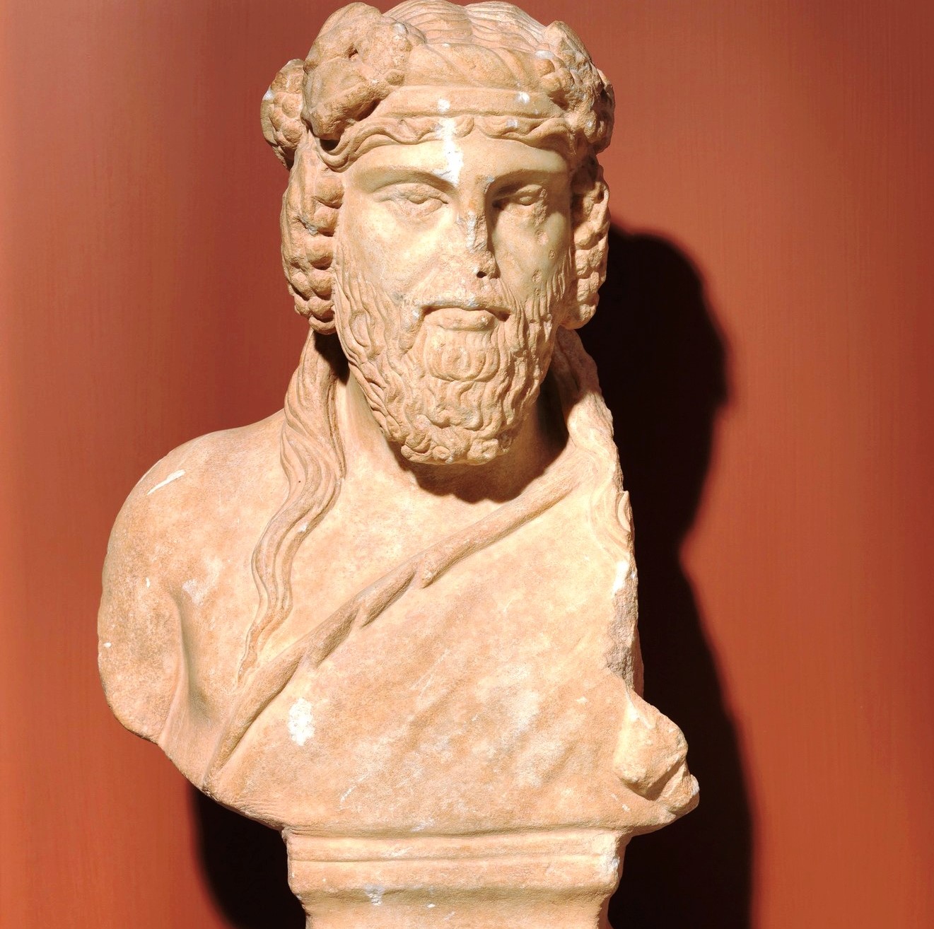 Η εντυπωσιακή προτομή του θεού Διονύσου στο αρχαιολογικό μουσείο της Δράμας