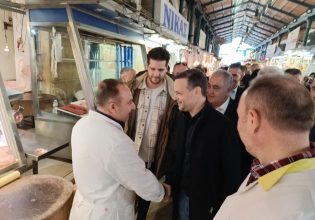 Χριστουγεννιάτικη βόλτα Δούκα στο εμπορικό τρίγωνο της Αθήνας και τη Βαρβάκειο